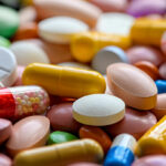Bunte Mischung aus einzelnen Tabletten, Kapseln und Dragees